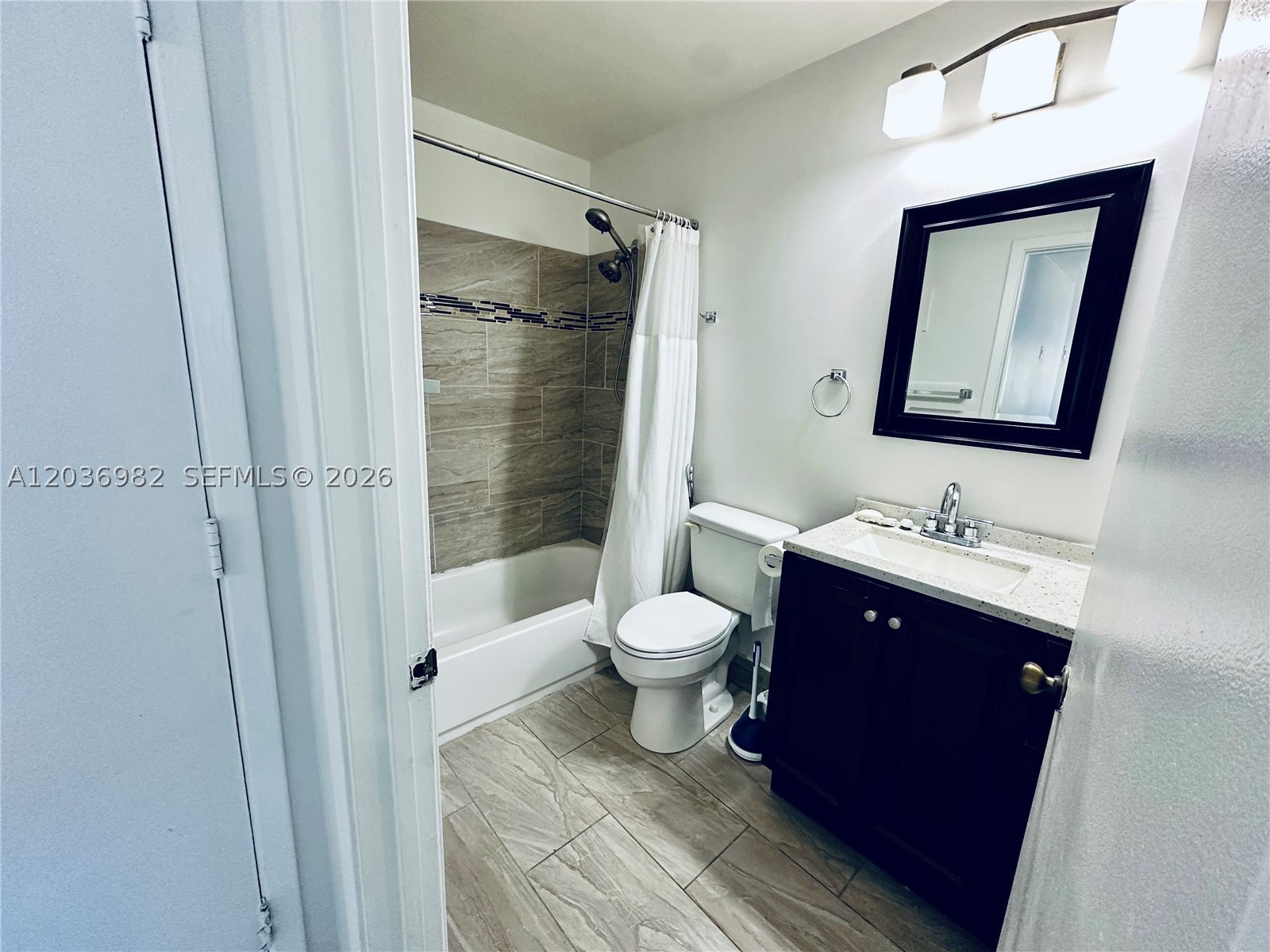 LAKEVIEW AT HAMMOCKS COND - Residential Lease