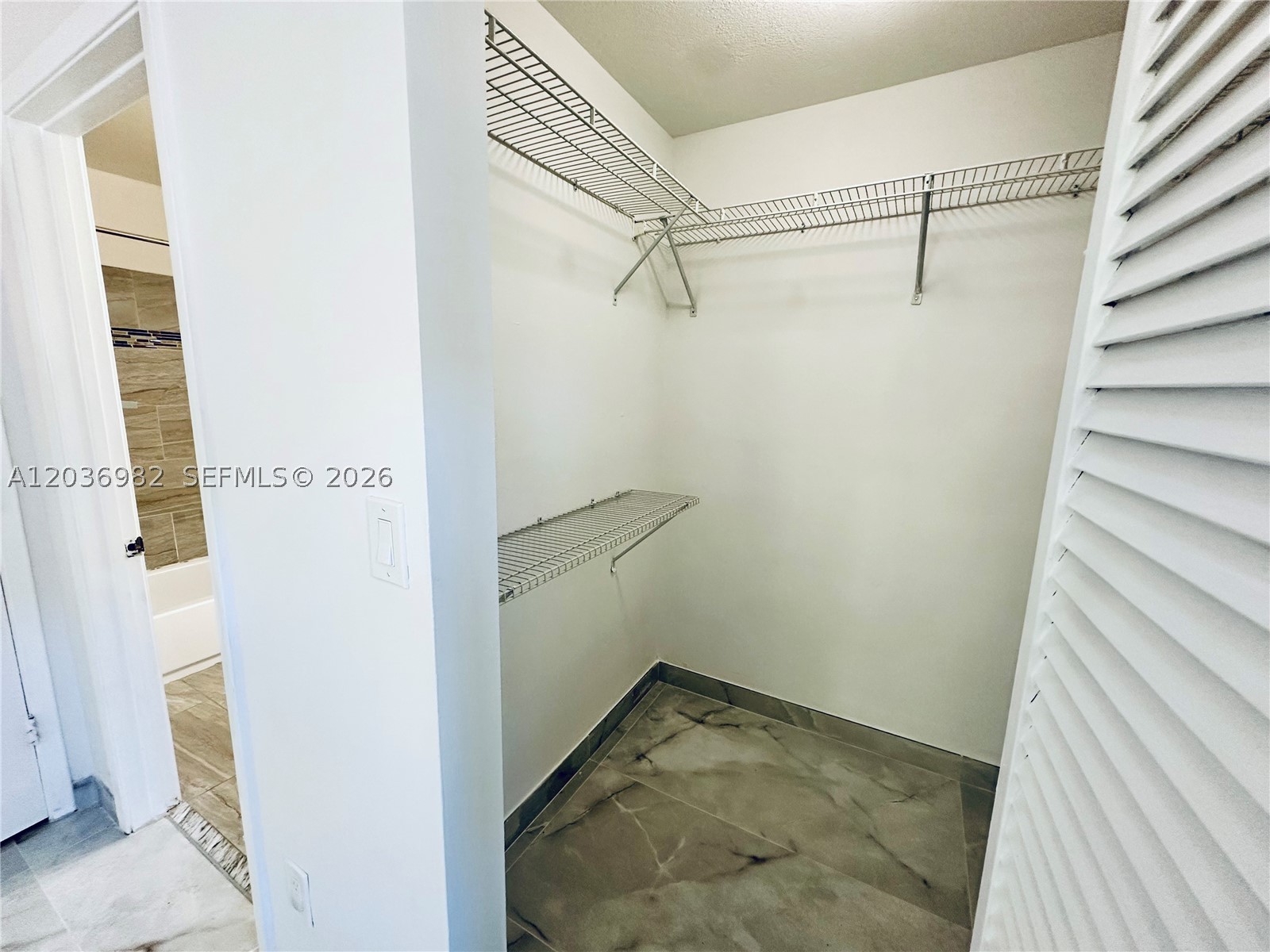 LAKEVIEW AT HAMMOCKS COND - Residential Lease