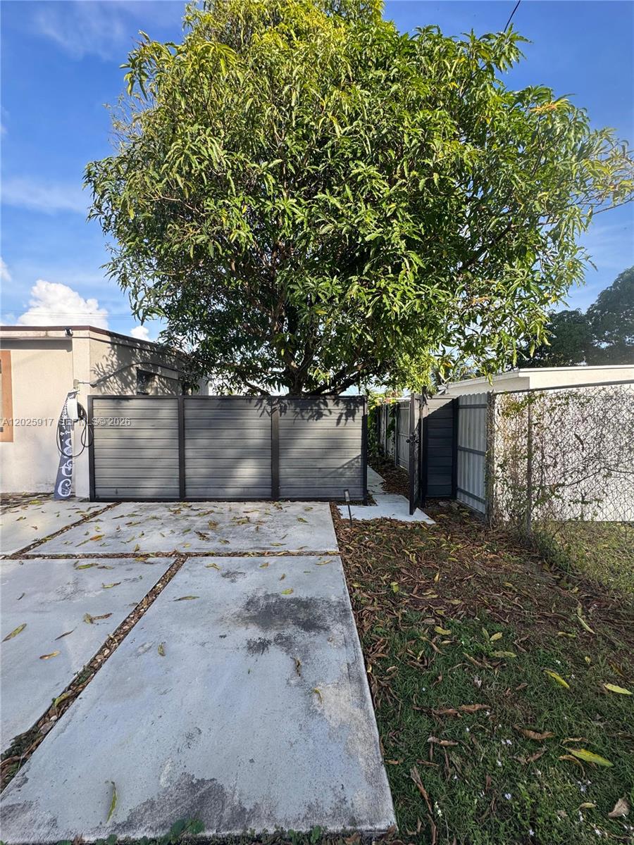 TROPICAL ESTS - Residential Lease