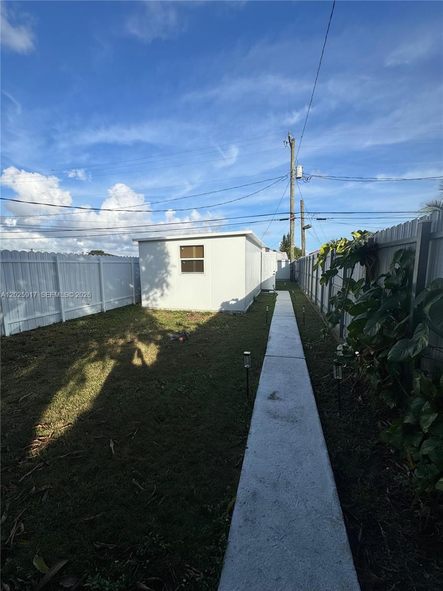 TROPICAL ESTS - Residential Lease