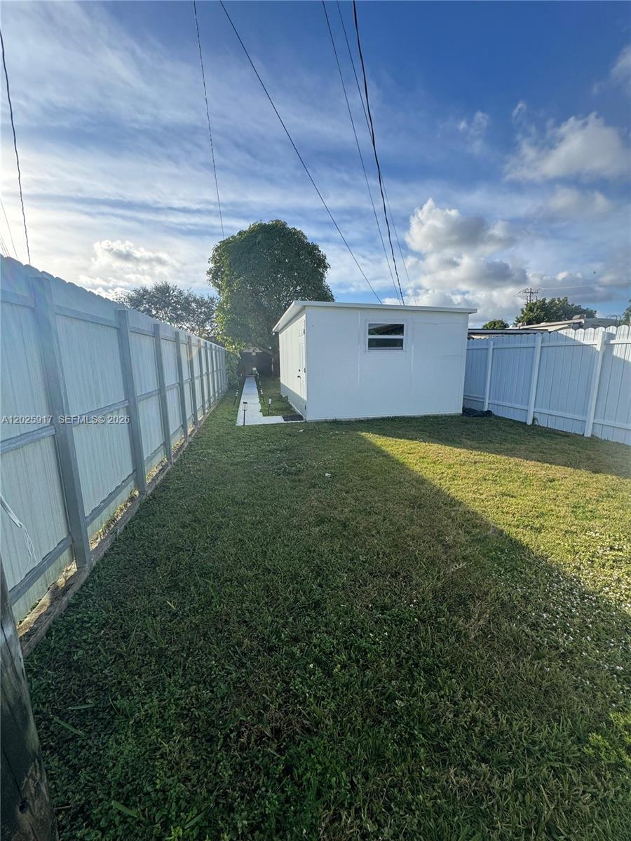 TROPICAL ESTS - Residential Lease