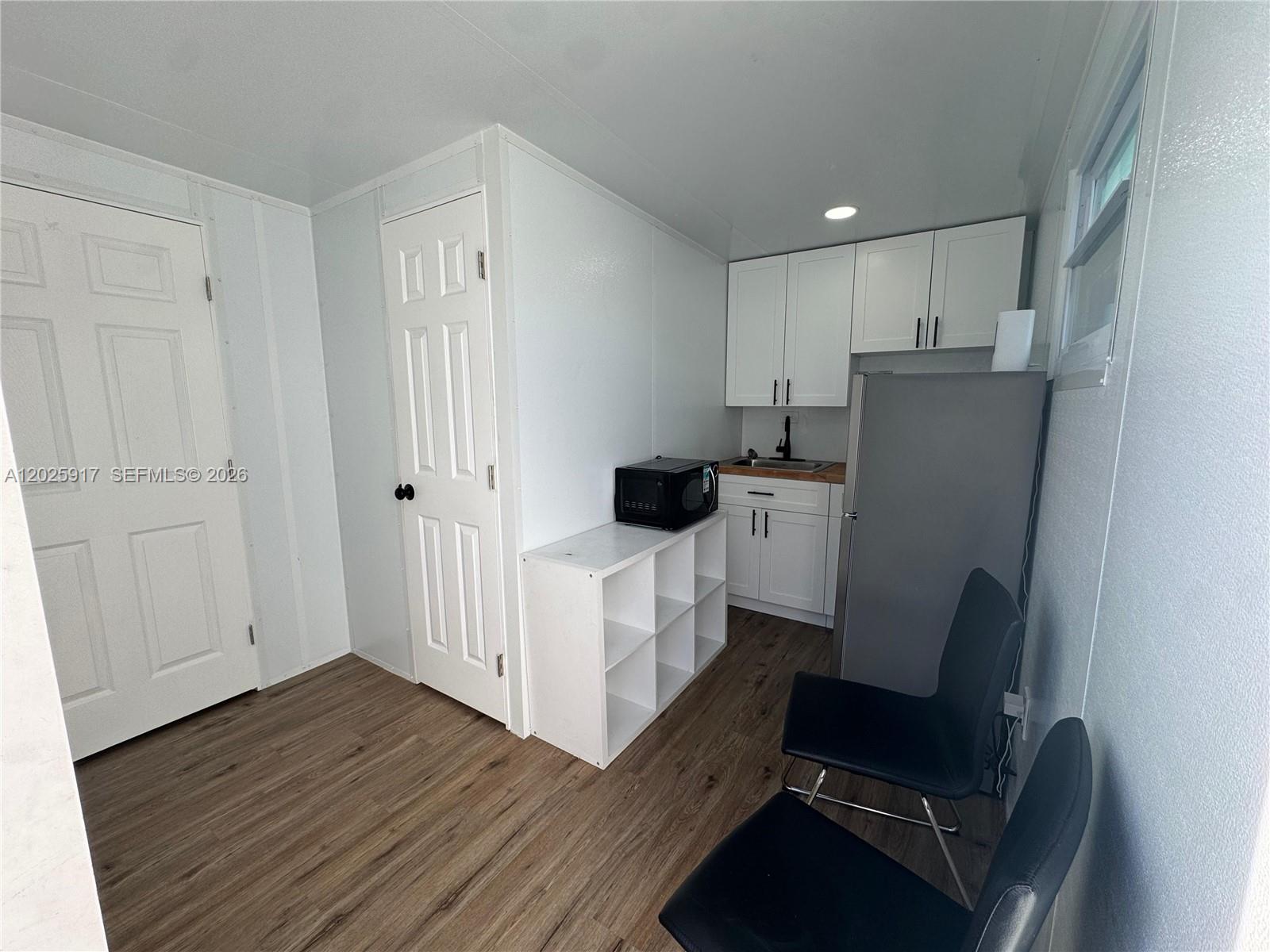 TROPICAL ESTS - Residential Lease