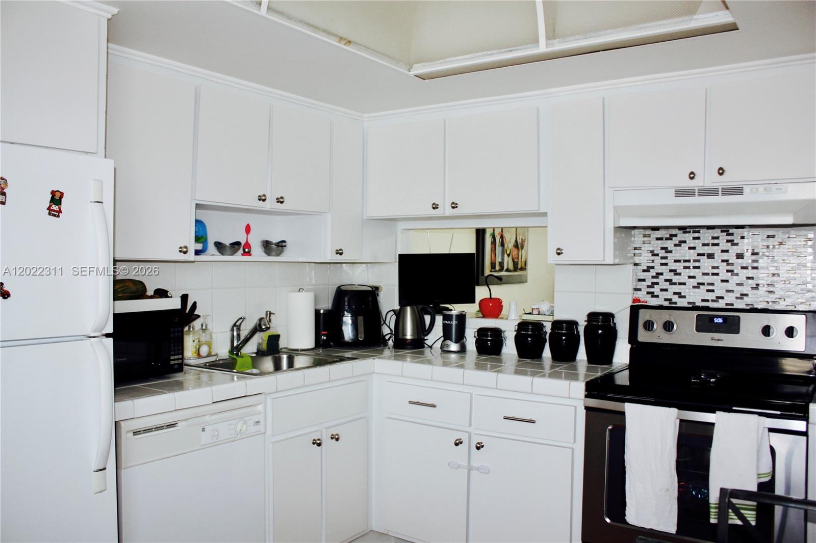 BEAUTIFUL CONDO IN A RELAXING LOCATION !! 2 Bedroom 1 Bathroom; surrounded by a lake, 2 pools and lovely club house & Gym, activity center. The condo has wooden laminated floor, Very cozy and well maintained , Enclosed balcony that can be used like an office. Excellent location. Very Close to Aventura Mall, Restaurants, Hospitals and minutes to the Beaches, Close to Mayor Highways. Adult Community 55+.