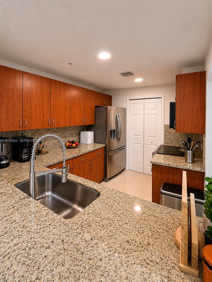 THE COURTS AT DORAL ISLES - Residential