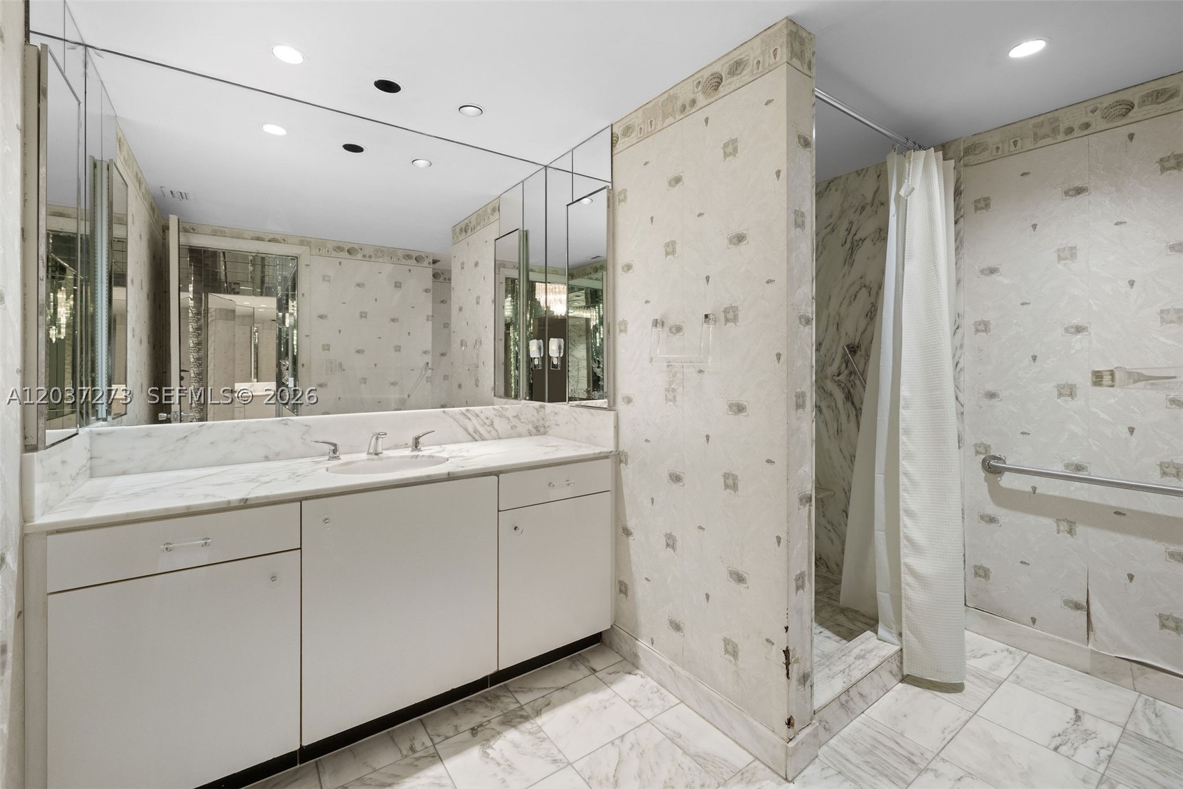TOWERHOUSE CONDO - Residential