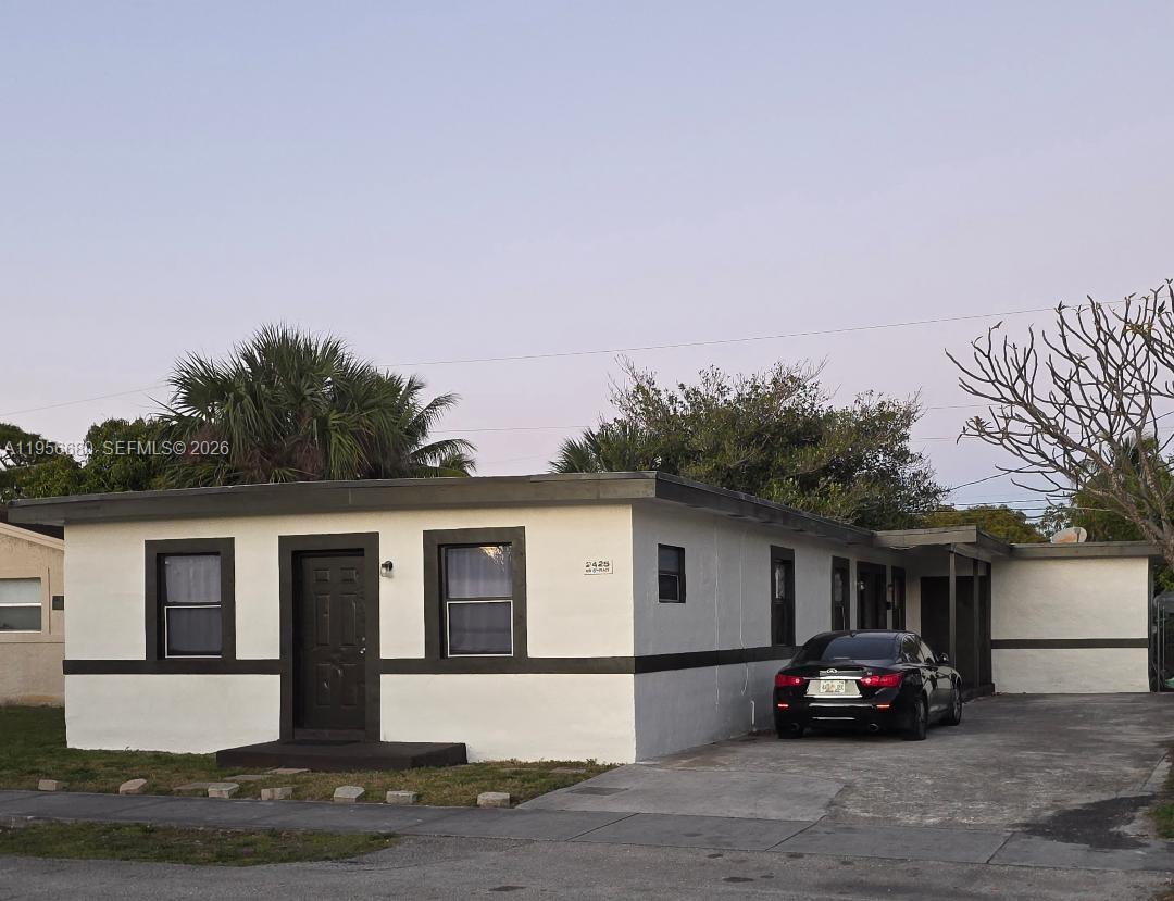 TRIPLEX LOCATED IN FORT LAUDERDALE NEAR ALL MAJOR HIGHWAYS, ALL UNITS HAVE TENANTS FOR MULTIPLE
YEARS.