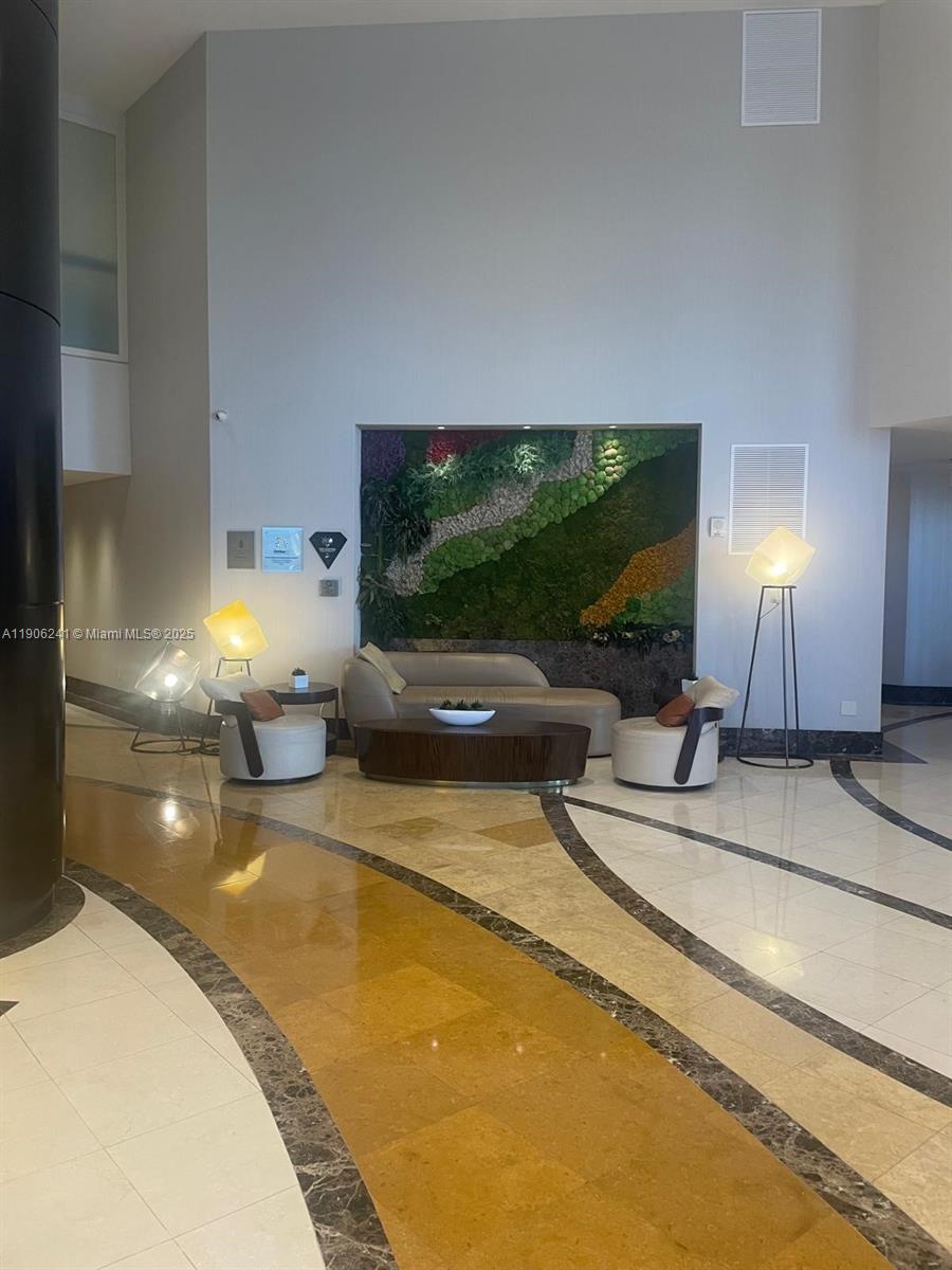 TRUMP INTERNATIONAL SONES - Residential