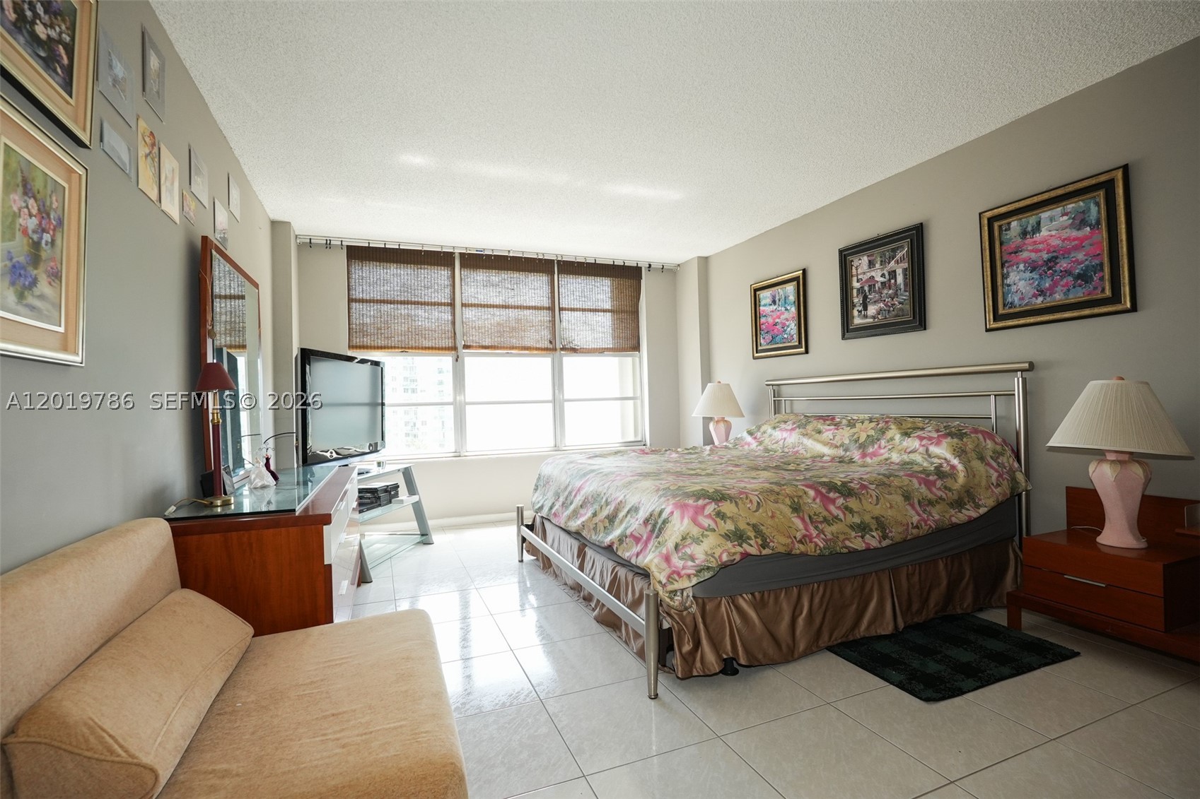 HALLMARK OF HOLLYWOOD CON - Residential