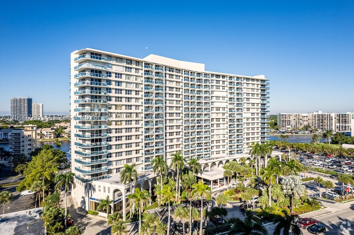 Beautiful ocean-view condo offering luxury, comfort and prime location. Light-filled condo with spectacular sunrise and ocean vistas. Paid assessment. 
Easy to show.