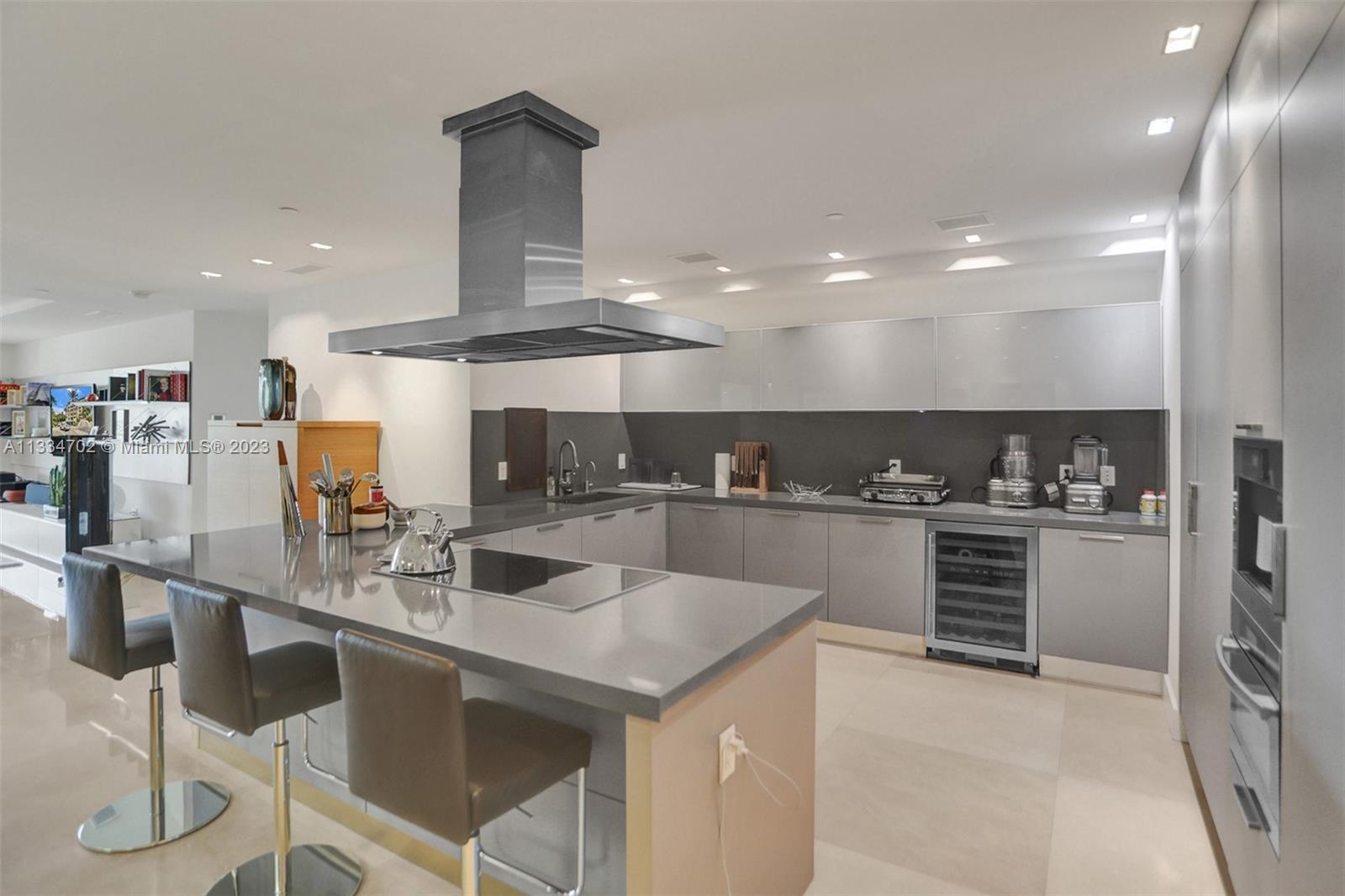 RESIDENCES AT VIZCAYA CON - Residential Lease