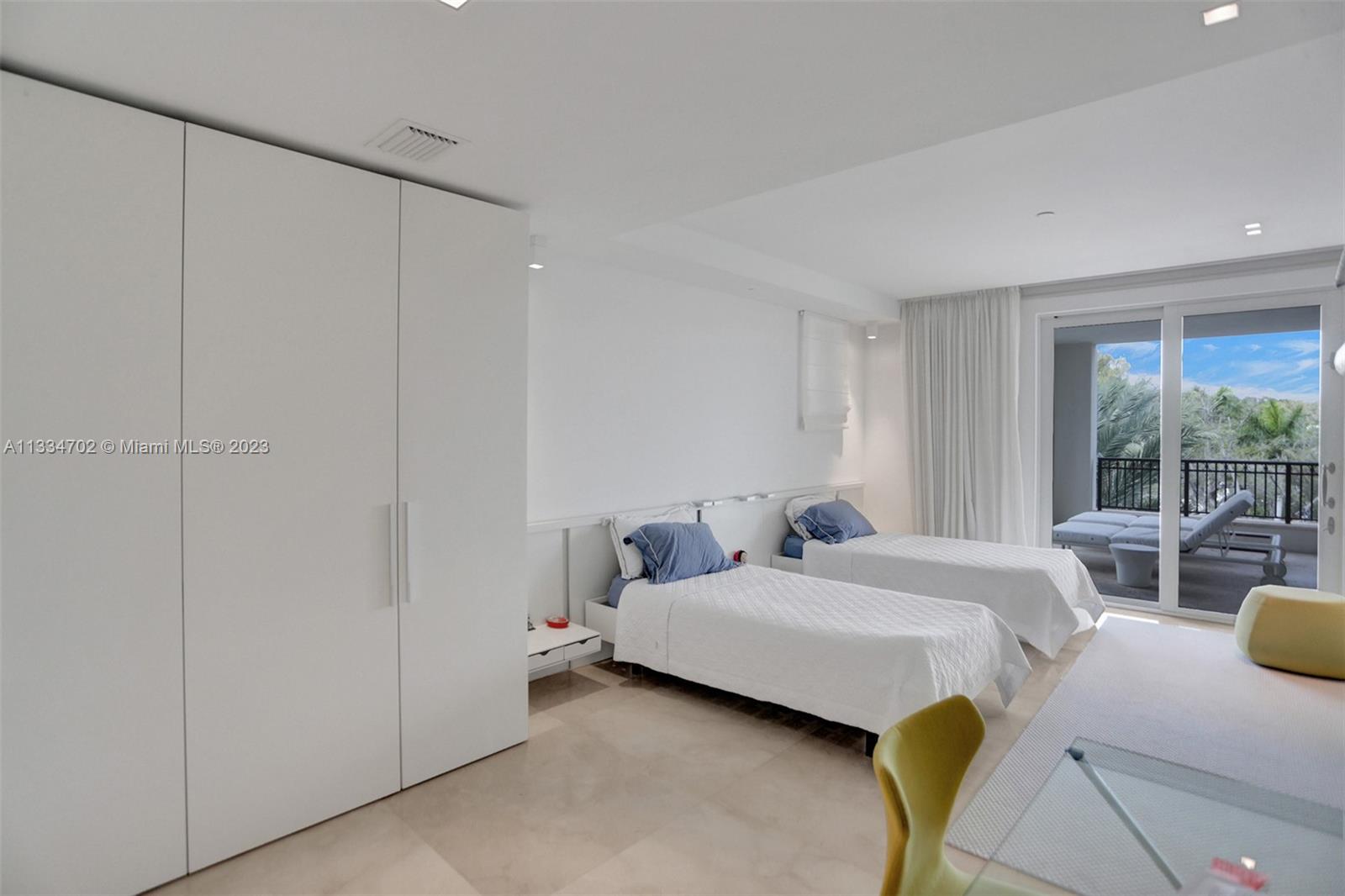 RESIDENCES AT VIZCAYA CON - Residential Lease
