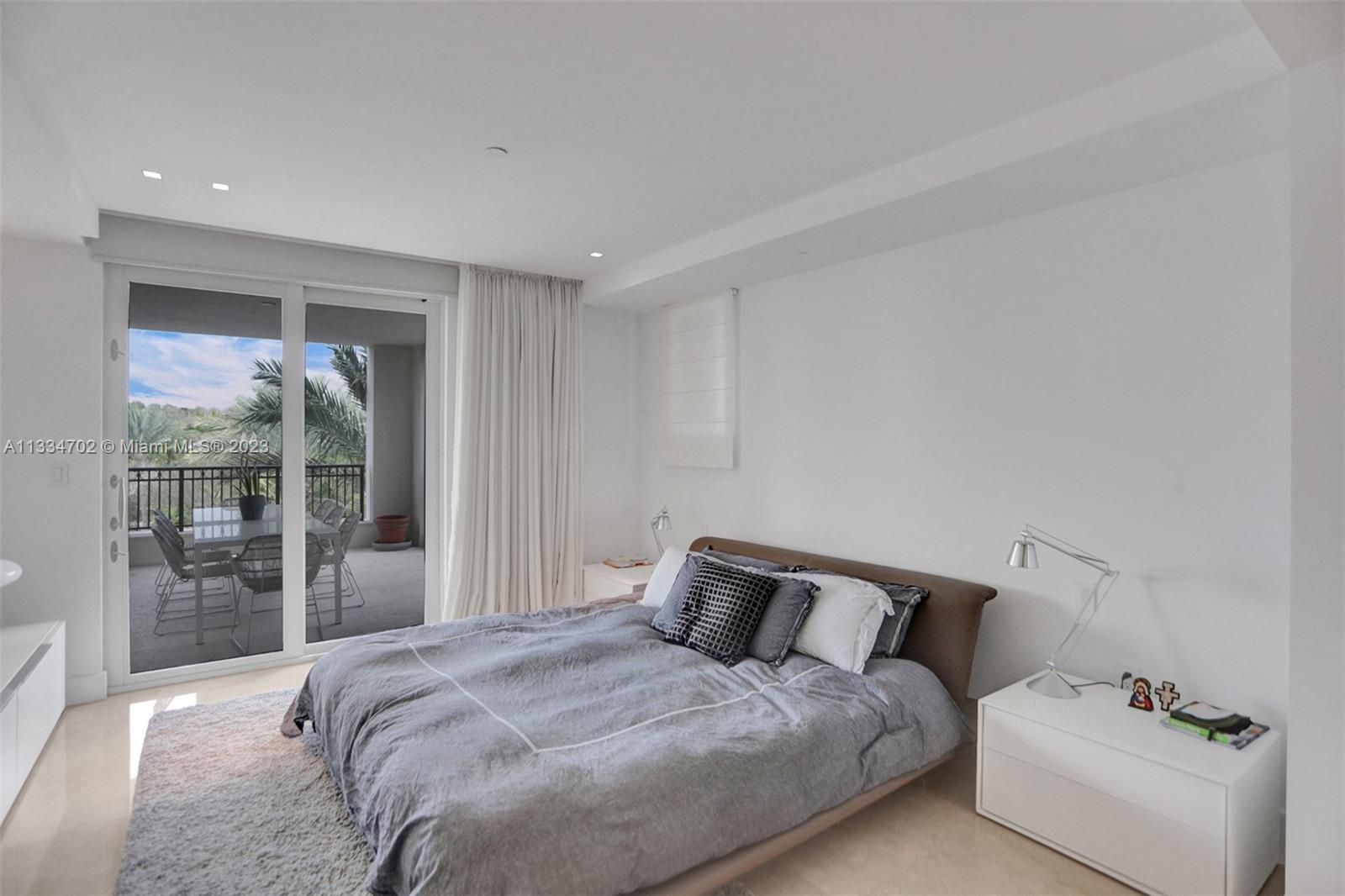 RESIDENCES AT VIZCAYA CON - Residential Lease