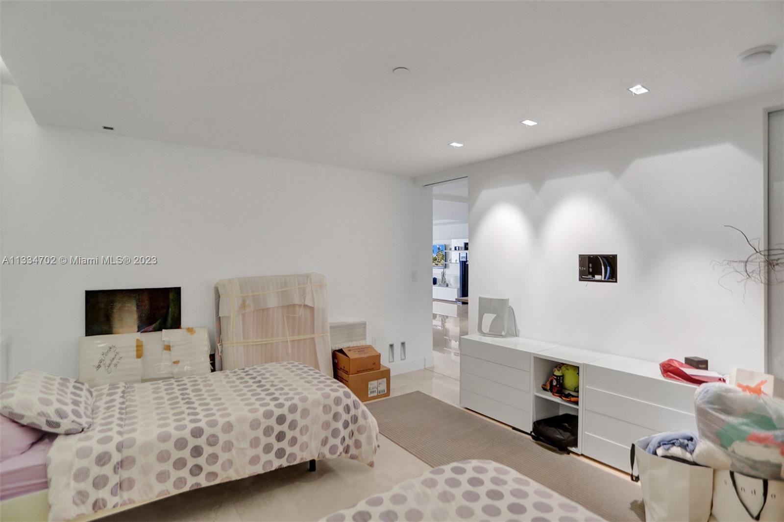 RESIDENCES AT VIZCAYA CON - Residential Lease