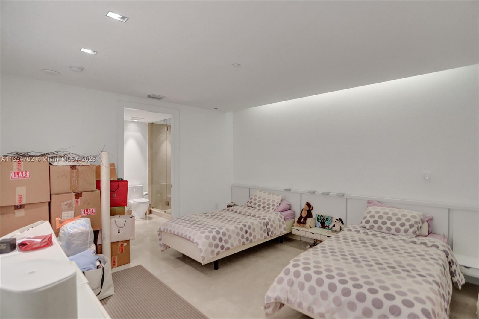 RESIDENCES AT VIZCAYA CON - Residential Lease