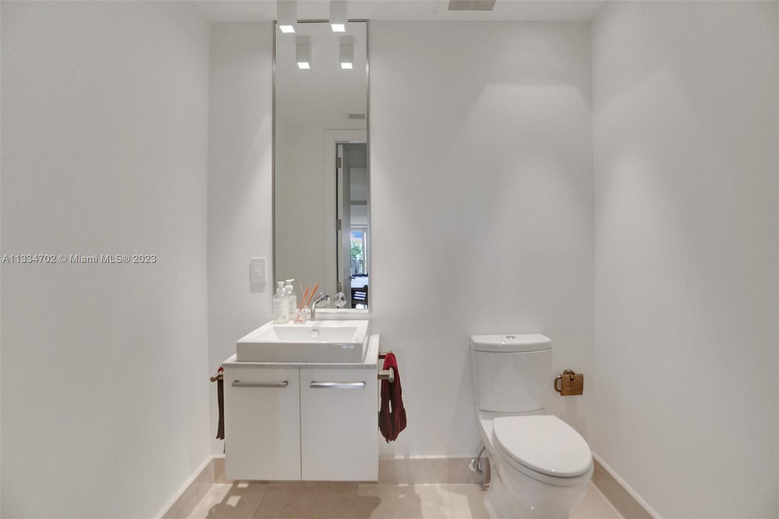 RESIDENCES AT VIZCAYA CON - Residential Lease