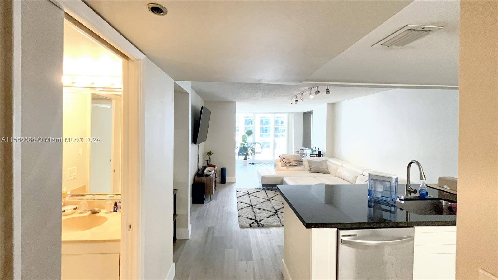 Beautiful 1 Bed + Den | 1.5 Bath at The Grand Condominium. Over 1,000 Sq.Ft! Building amenities include: Pool, gym, first floor shopping mall with onsite Starbucks, grocery store, liquor store, multiple coffee shops and restaurants FedEx, Beauty Salon, Spa and much more. Located next to the waterfront Margaret Pace Park, and just minutes from Brickell, Miami Beach, Design District and the Miami International Airport.
