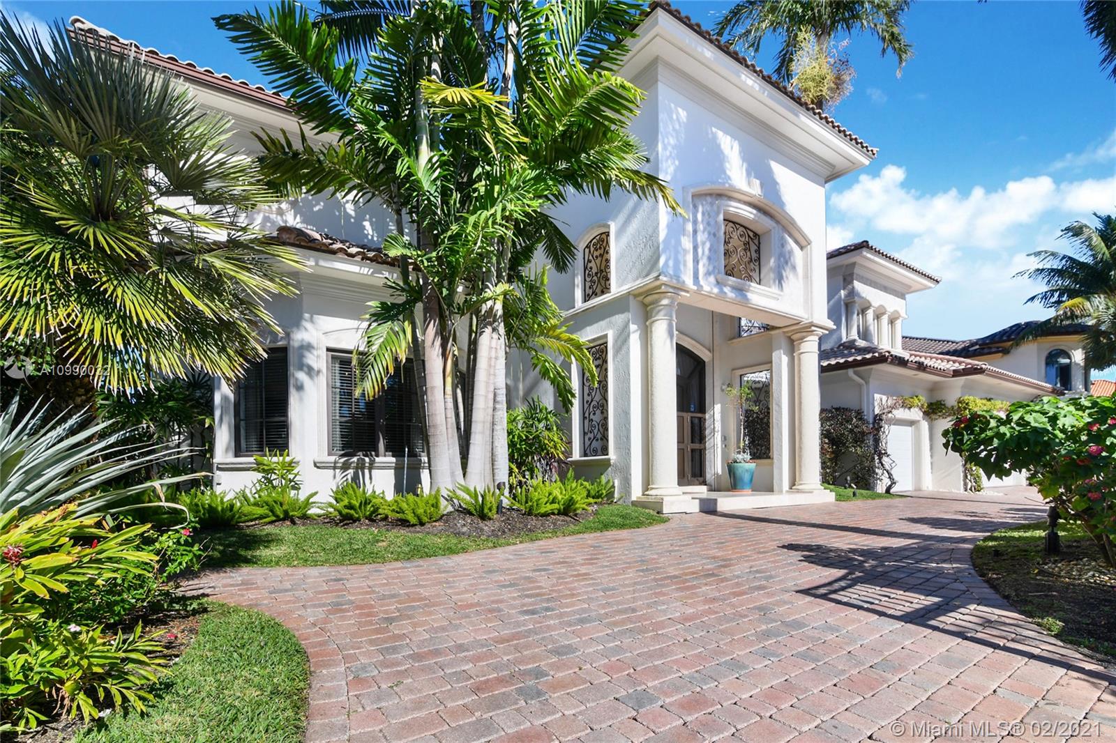 Custom Built Gated Estate within Exclusive Harbor Beach. 120 feet on wide water. Lot's of Indoor and Outdoor
Entertainment spaces. 7 Beds and 6.5 Baths. Formal Living Room, Dining Room, Family Room, Breakfast Nook, Wet Bar, Theatre Room, Office/Den. Two bedrooms downstairs. Master Suite with Foyer and Private Balcony. Guest Suites all have an-suite Bathrooms and Walk-in closets. 2015 Concrete Dock and Seawall with Power & Lift. High End Appliances: Bosch, Thermador, SubZero, Pro-fire Summer Kitchen, Wine Chiller, ice maker outdoors. 500 bottle Wine Intl Cellar, Elevator, 4 Fire Pits. Whole home Natural Gas Generator, Finlandia
Sauna, Real-Fyre fireplace, Culligan Water Softener, Heated Pool & Spa w/ water features. Sonos sound system
throughout home. Very private Street cul de sac.