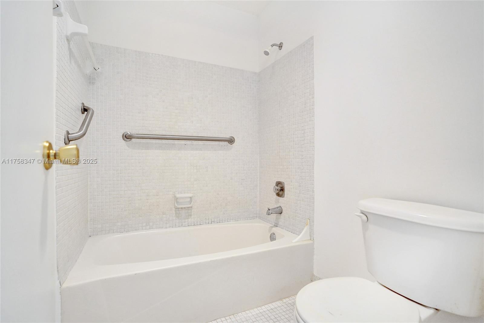 PINES OF DELRAY CONDO - Residential Lease
