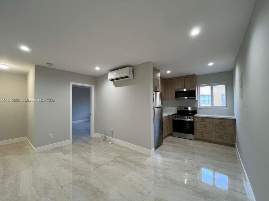Beautiful one-bedroom, one-bathroom unit, recently remodeled. Spacious and bright rooms. Impeccable apartment! Appliances have also been updated. Shared laundry facilities in the building. Excellent location just minutes from Downtown Miami.