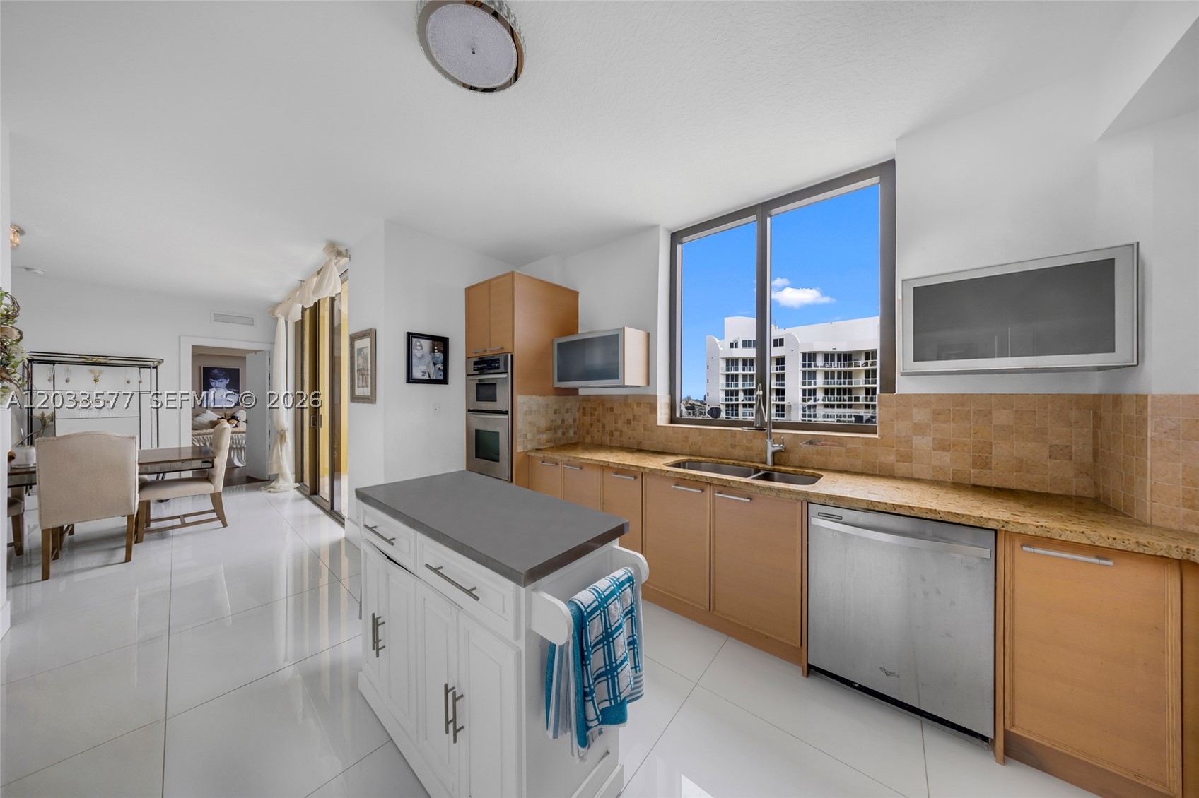 SAYAN CONDO - Residential