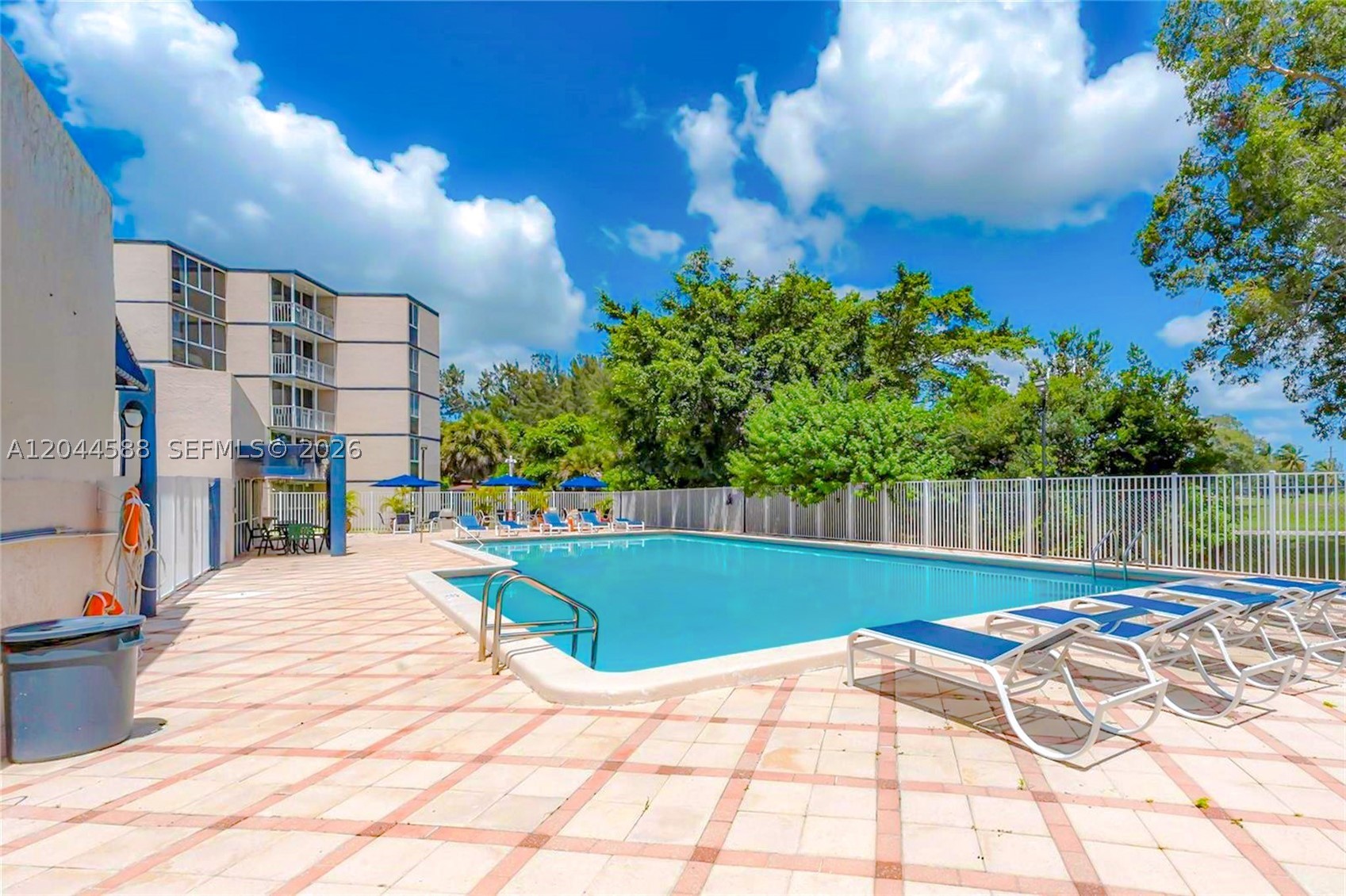 LAS BRISAS@ COUNTRY CLUB - Residential