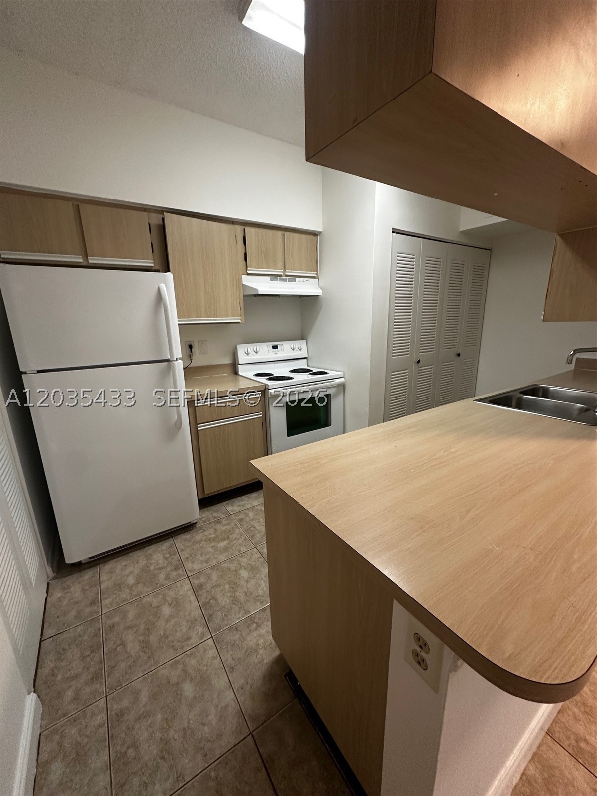 Spacious unit in convenient location near highways and shopping.  Laundry located inside unit.
