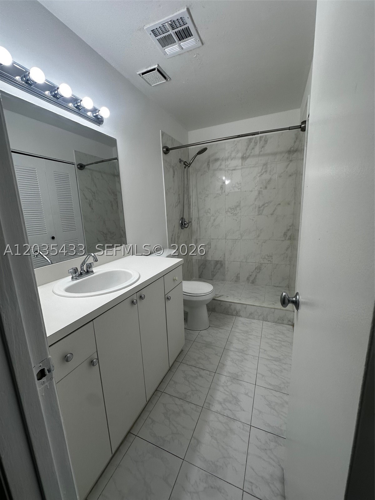 LA HACIENDA COUNTRY CLUB - Residential