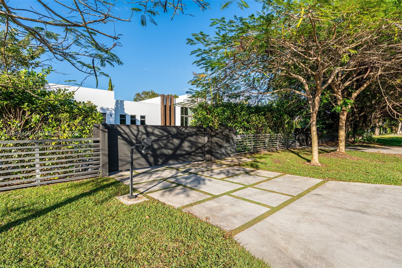 TOWN & RANCH ESTS - Residential