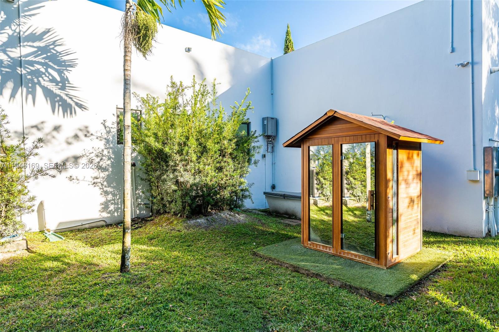 TOWN & RANCH ESTS - Residential