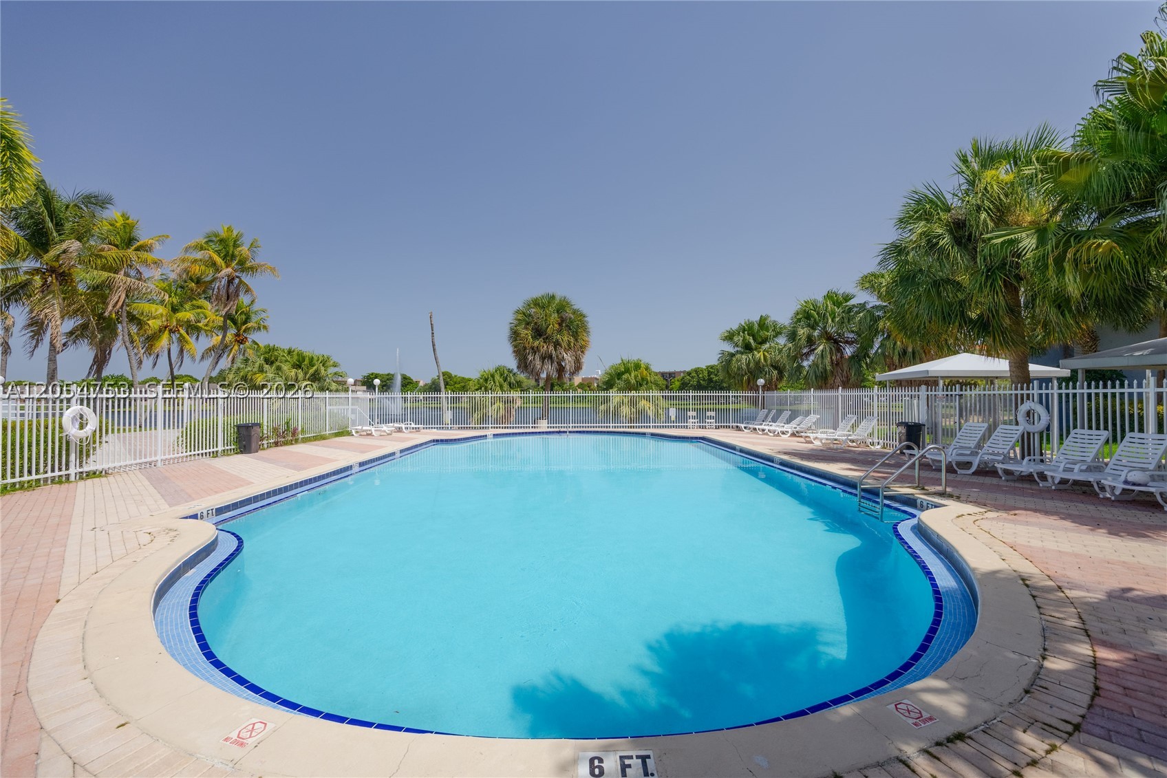 THE BEACH CLUB FONTAINEBL - Residential