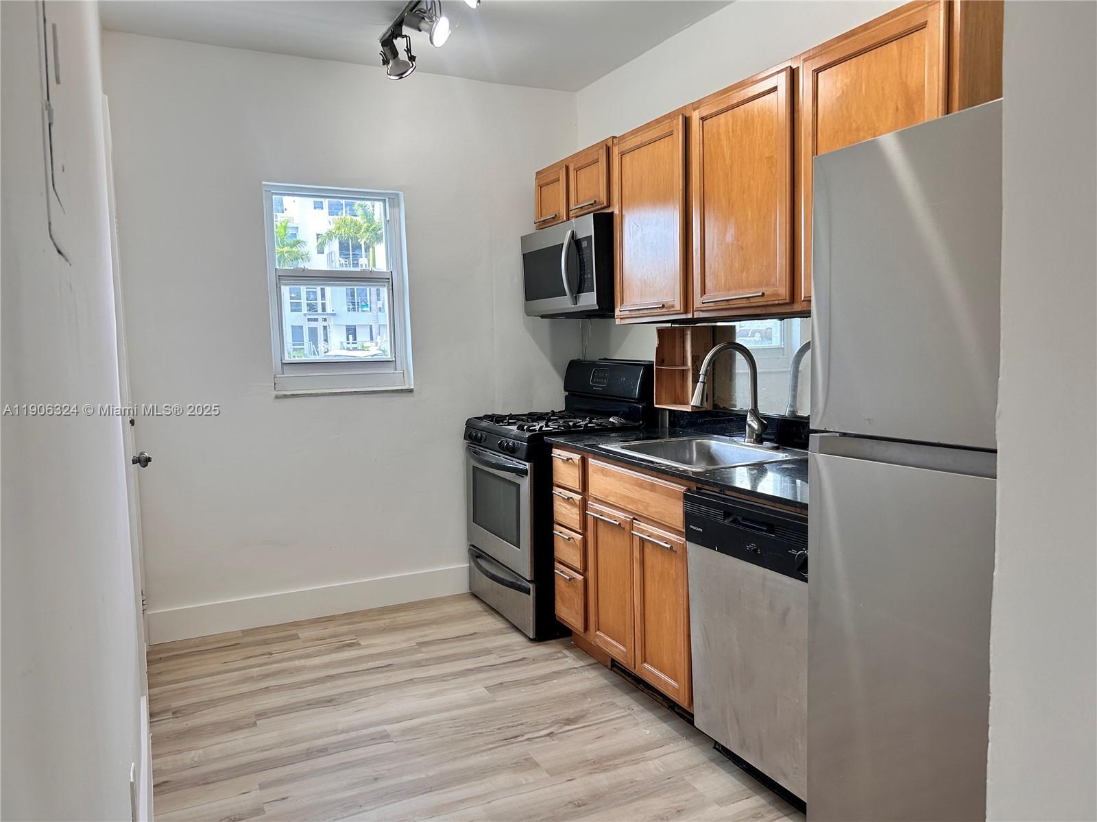 ISLAND POINT SOUTH CONDO - Residential