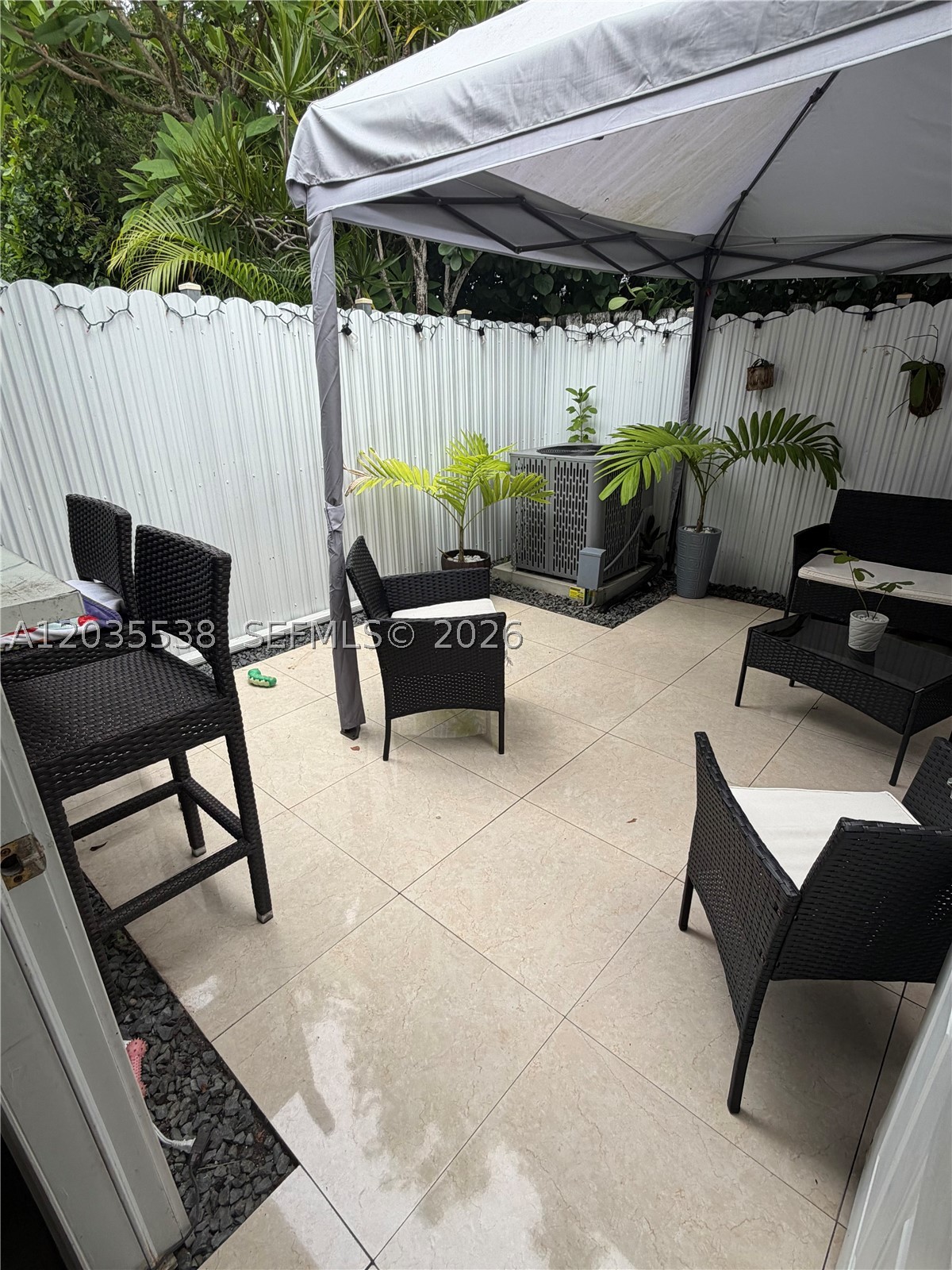 LAGUNA CONDO - Residential