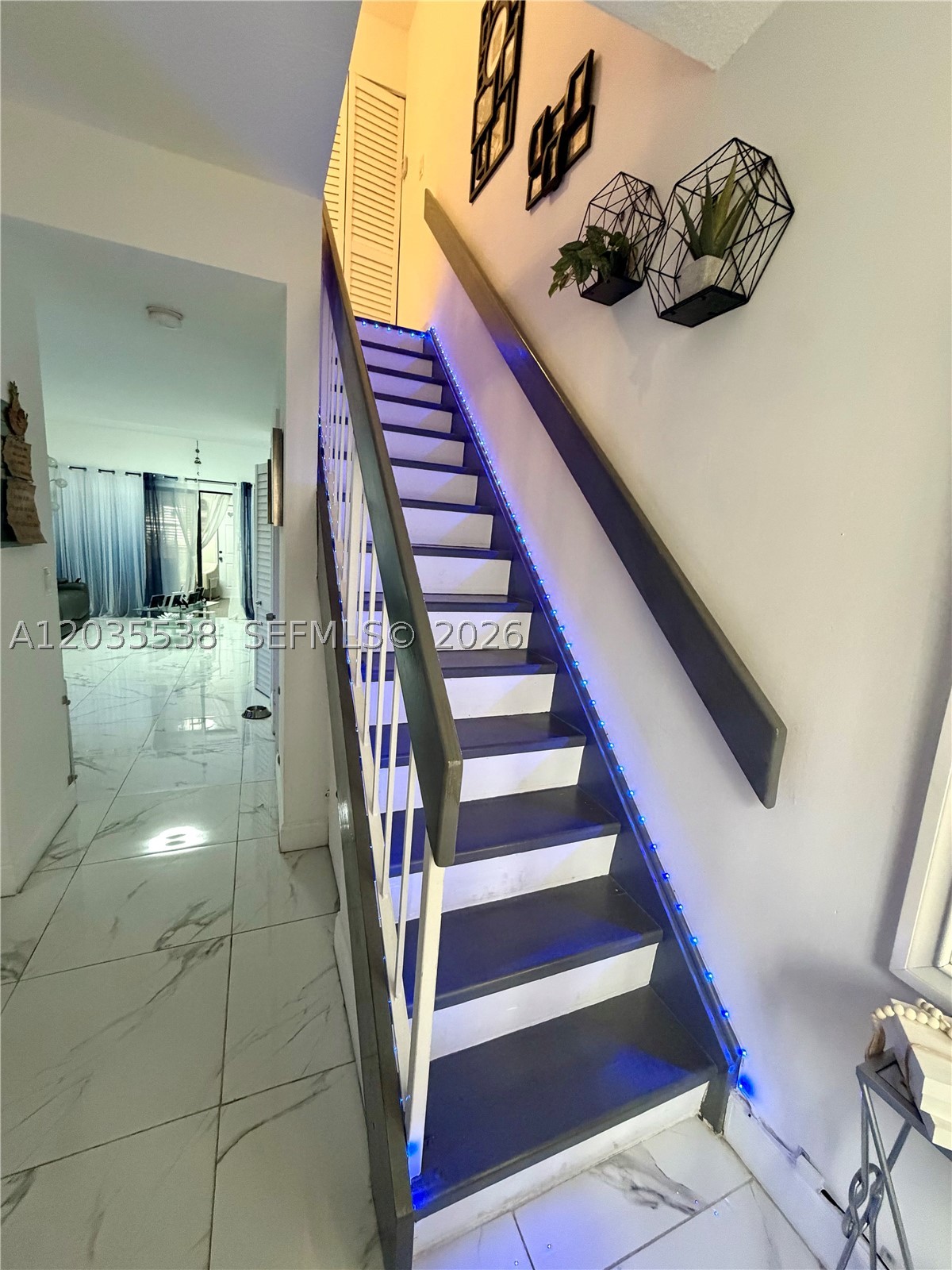 LAGUNA CONDO - Residential