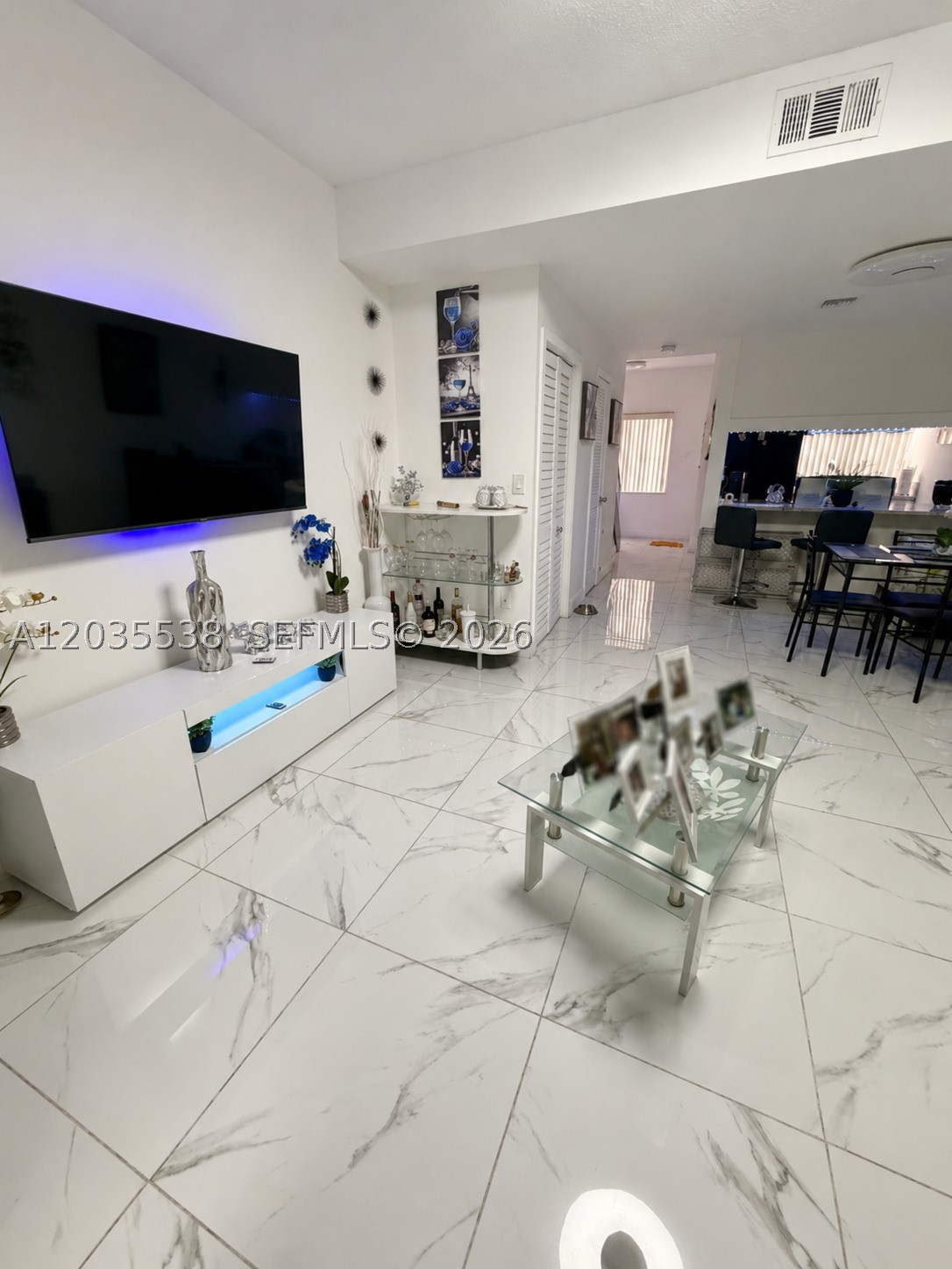 LAGUNA CONDO - Residential