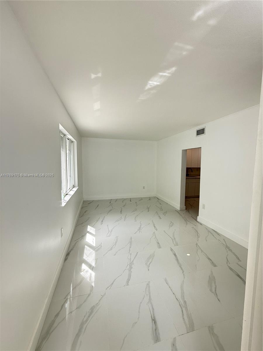 DIXIE HIGHWAY TRACK - Residential Lease