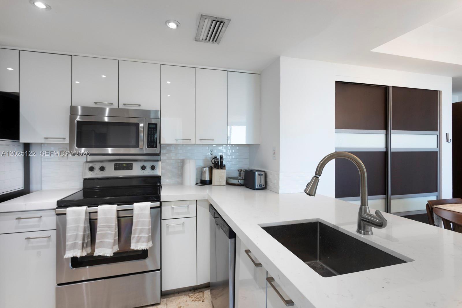 THE FLORIDIAN CONDO - Residential Lease