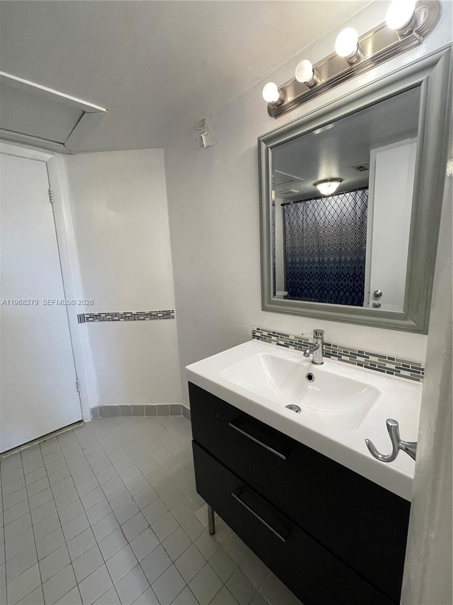 LAKEVIEW CLUB CONDO - Residential Lease
