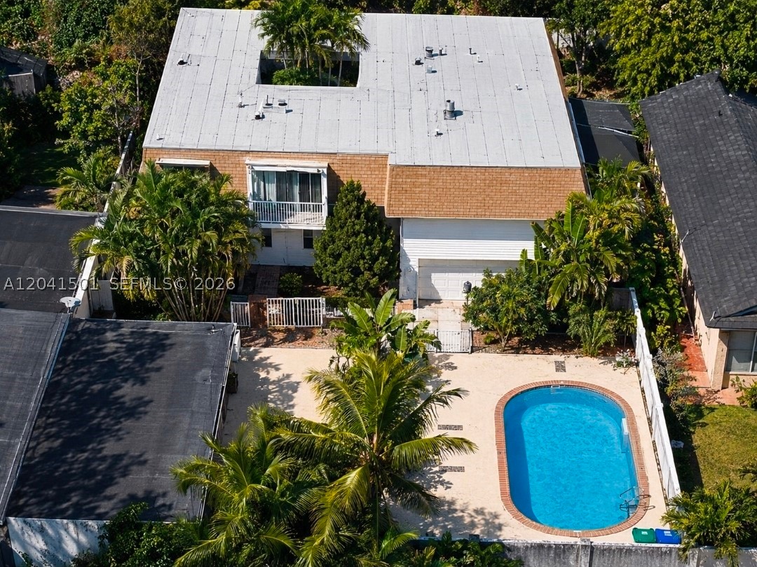 WOODSIDE IN KENDALL CONDO - Residential