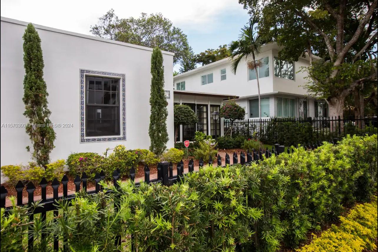 This exquisite home boasts a modern, relaxed beach atmosphere and is situated in one of Fort Lauderdale's most prestigious neighborhoods. It's just a 3-minute stroll from the fabulous Las Olas Blvd and a quick 6-minute drive to the beach. The house has undergone a complete renovation, featuring a charming and cozy design. With 3 bed, 2 bath and a backyard deck equipped with a BBQ, it offers both style and comfort. Inside, you'll find a fully-equipped, modern kitchen, a spacious living room, a dining area, and a dedicated workspace. 
This house is also available for Seasonal rent fully furnished and equipped.