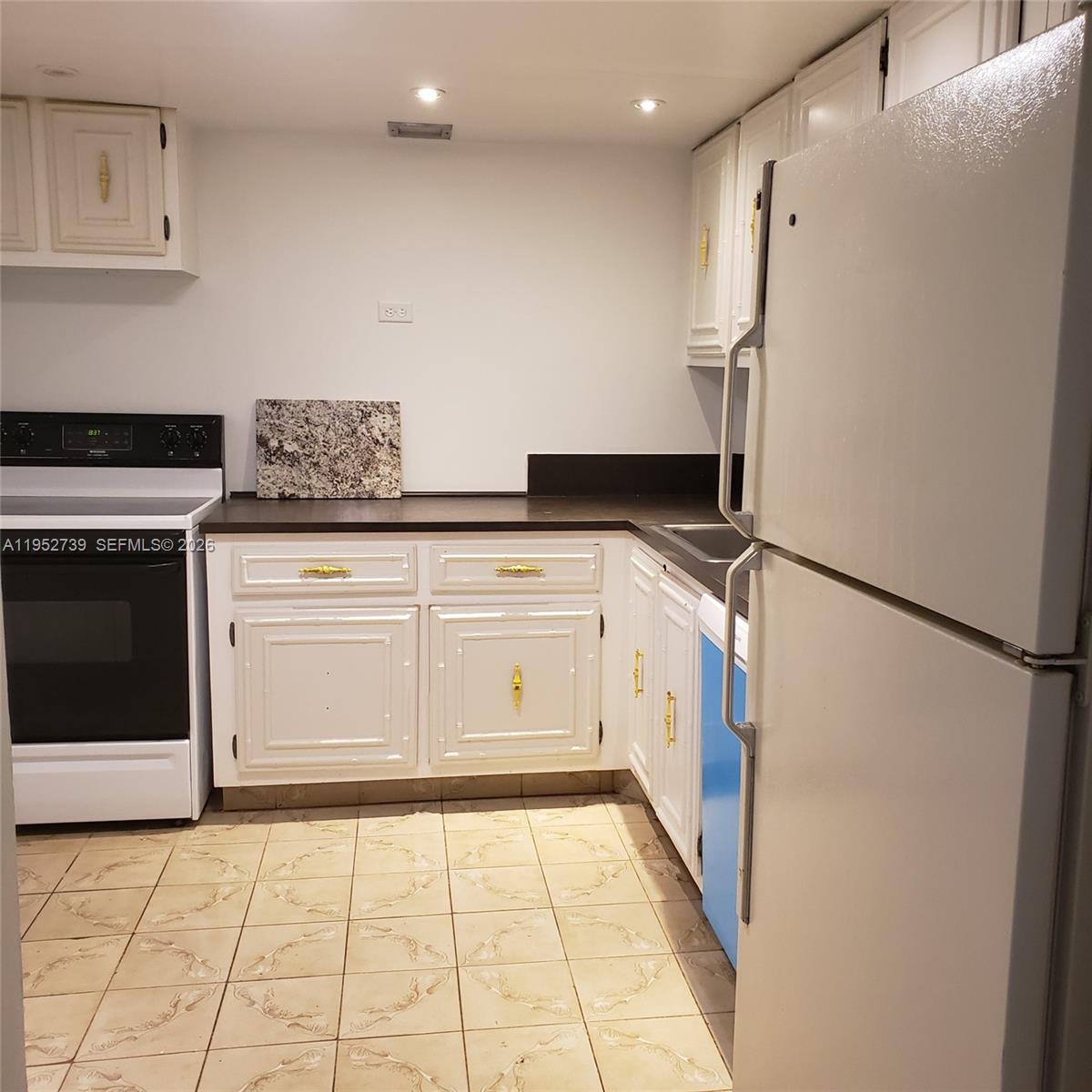 DESOTO PARK CONDO - Residential Lease