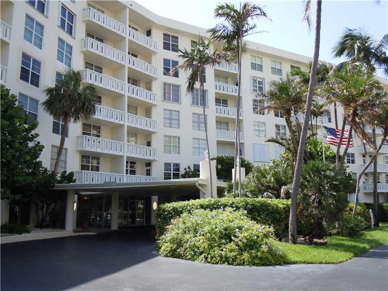 Great PentHouse Apartment, Nice and Spacious, lots of closets. Wolk to Beach. Cable w/HBO, electricity for cooling and hot water incleded!