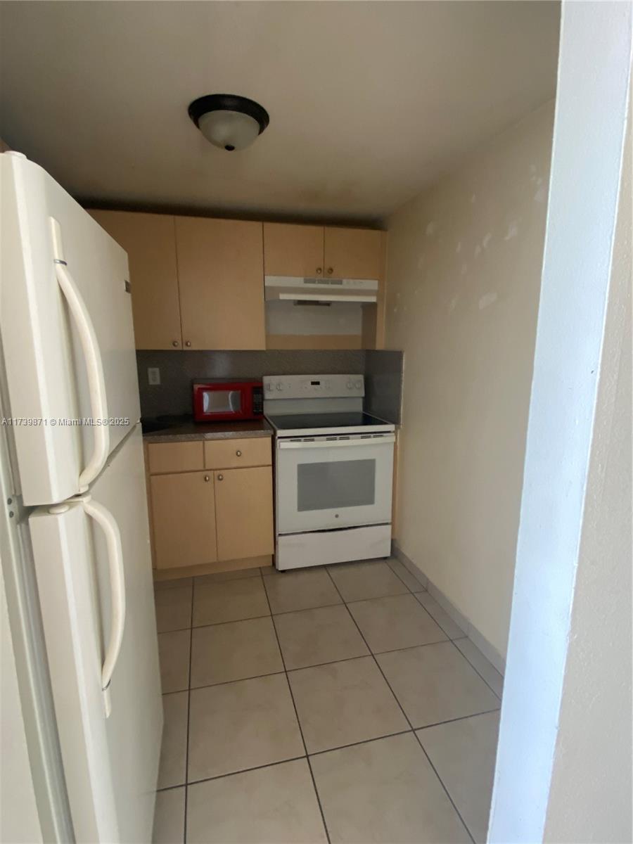 LAS ESTRELLAS CONDO - Residential Lease