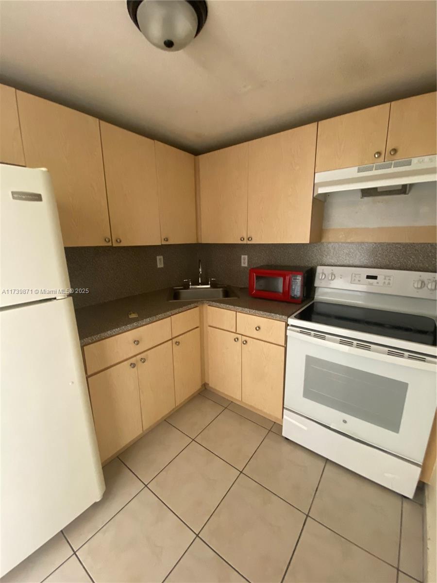 LAS ESTRELLAS CONDO - Residential Lease