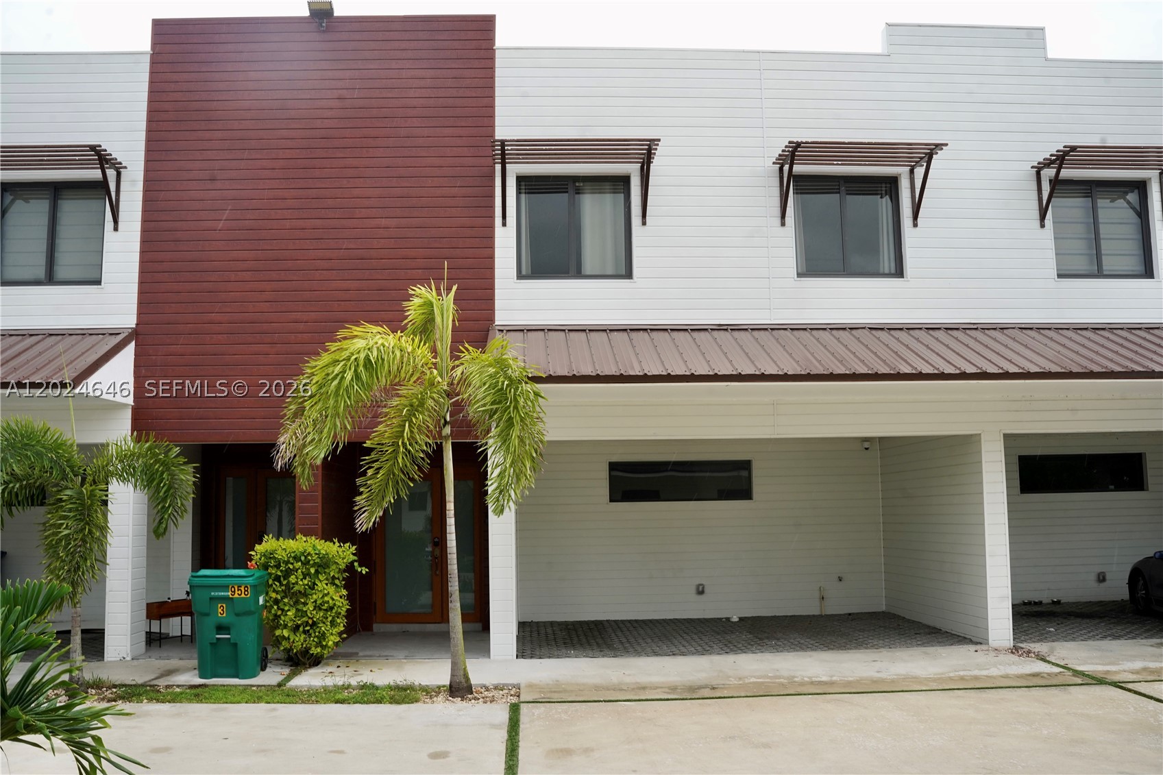 Turn key 3/2.5 townhome perfect for any family! Located in the Florida City. Spacious layout with an exquisite kitchen featuring modern finishes.