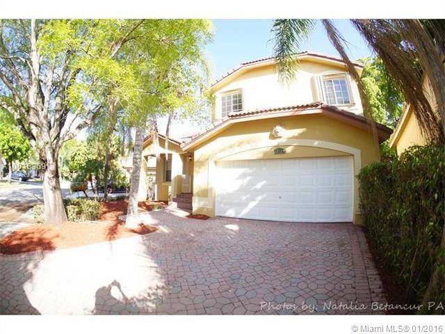MAJESTIC 3 LEVEL, 3BR/2.5BA/2CG RENOVATED RESIDENCE. SPACIOUS 2,238 SqFt SINGLE FAMILY HOME IN BEAUTIFUL "BONITA LAKES" GATED COMMUNITY. MODERN AMPLE KITCHEN W. STAINLESS STEEL APPLIANCES. HIGH CEILINGS. SPACIOUS BEDROOMS & BATHS. CERAMIC & LAMINATED FLOO RS THROUGHOUT. OPEN AND BRIGHT FLOOR PLAN, W. FORMAL LIVING, FAMILY & DINING ROOM. IMPRESSIVE MASTER BR. W. SPACIOUS BATHROOM INCLUDING ROMAN BATHTUB. SPACIOUS FENCED BACKYARD. RESORT AMENITIES. CLUB HOUSE, EXERCISE ROOM, POOL & TENNIS COURTS.