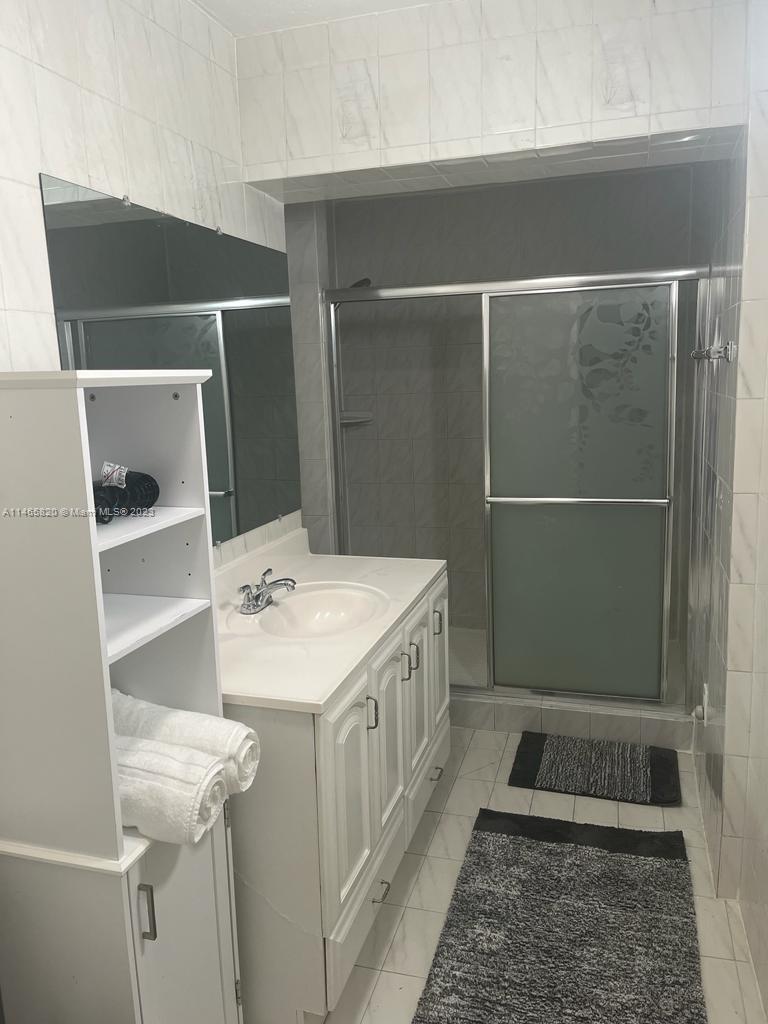 DEVONSHIRE PARK SUB - Residential Lease