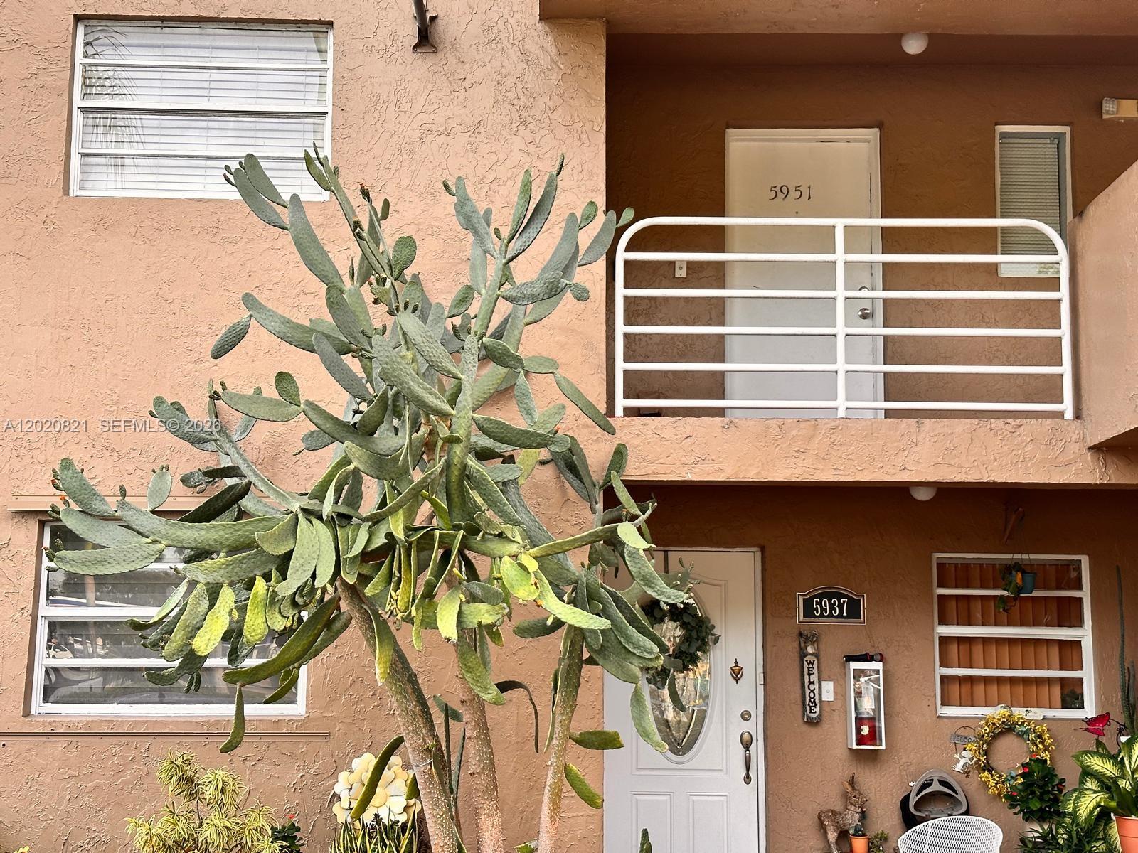 Beautiful and well-maintained property located in a desirable area of Hialeah. Conveniently situated near shopping centers, schools, restaurants, and major highways. A great opportunity to own a home in a prime location. Schedule your showing today!