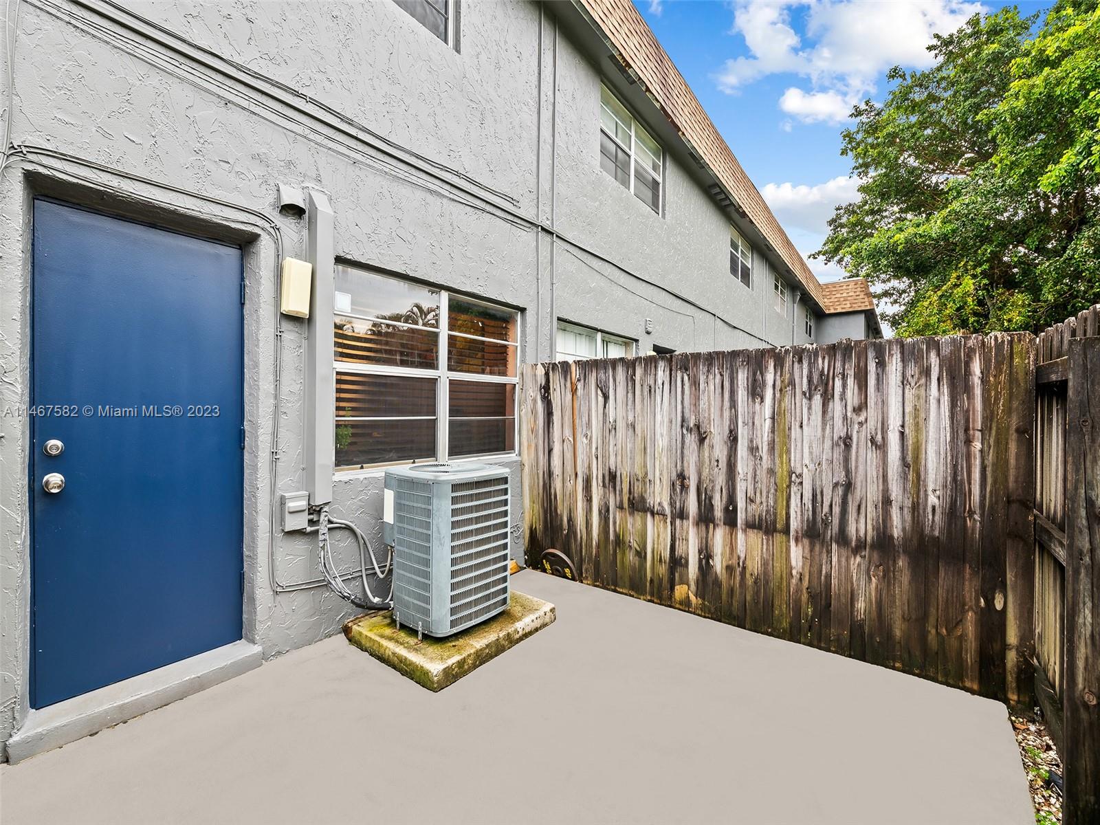 TOWNHOUSES OF PLANTATION - Residential