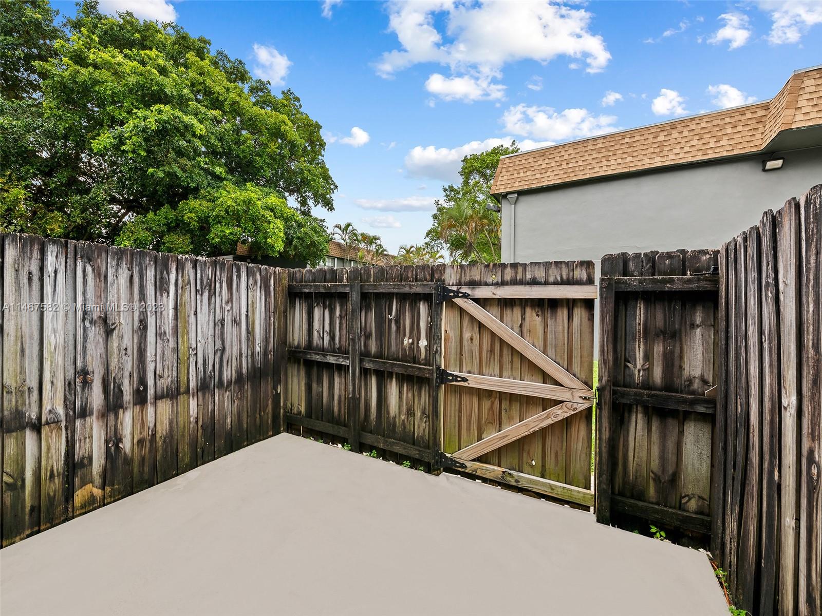 TOWNHOUSES OF PLANTATION - Residential