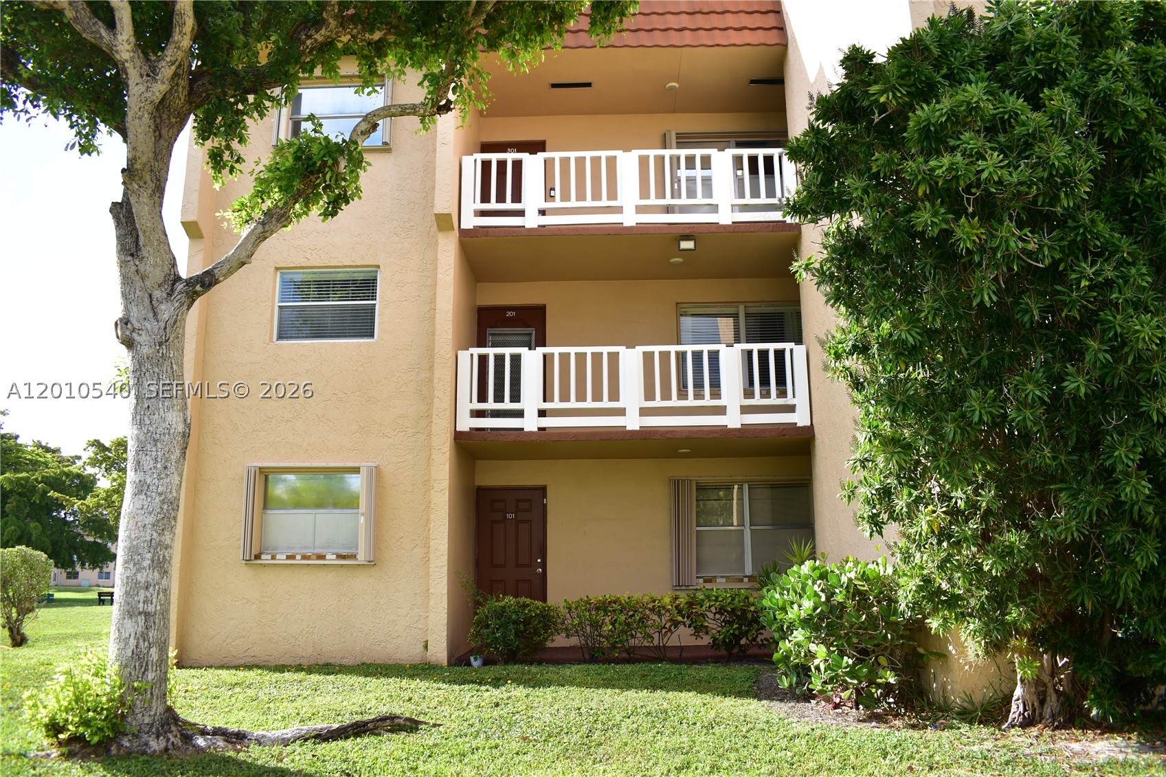 Wow! The corner unit in the building just adjacent to the main clubhouse!  Walk to all activities (and there are plenty)!  Brightly decorated unit in tropical style.  Just bring your toothbrush and enjoy.  This unit has been lovingly kept by the current owners (snowbirds).  In addition to being in a great location, this condo is quite large and comfortable.  The kitchen is spacious and everything here gives off a happy vibe.  Rarely is there such a nice available unit at a reasonable price.   Comes furnished with everything you see.  Sunrise Lakes offers a free golf course, 10 swimming pools, tennis and pickleball courts, a gym and other activities like dancing, bingo , movies, crafts etc.  Come join the fun!
The association requires a net income of $2400 per month and 670 or higher credit score.
